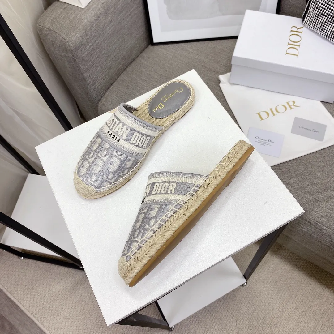 👟👟Ex-factory price 400👟👟 If the top version (original embroidery is done one to one) is cheaper, please avoid Dior | Dior ²⁰²¹𝐬𝐬🧡💚2021 early spring new products top version ⚠️The counter features the latest fisherman shoe series, hard goods are new🆕❥purchase level! Full of high-end feel! A popular model among bloggers at home and abroad, it’s retro and fashionable and looks amazing on your feet! Mainly recommended model on the official website ★━━━━━ ЅᏇєєt ━━━━━▪️ Upper: Original copy of pure cotton thread ➕ Three-dimensional electric embroidery ▪️ Lining: Imported water-dyed sheepskin lining ▪️ Outsole: Original handmade hemp rope combination wear-resistant rubber outsole ▪️ Shoe size: 35-39 (40 is custom-made and cannot be returned or exchanged) ▪️